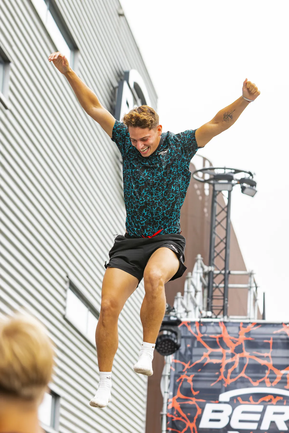 Noah springt mit erhobenen Armen