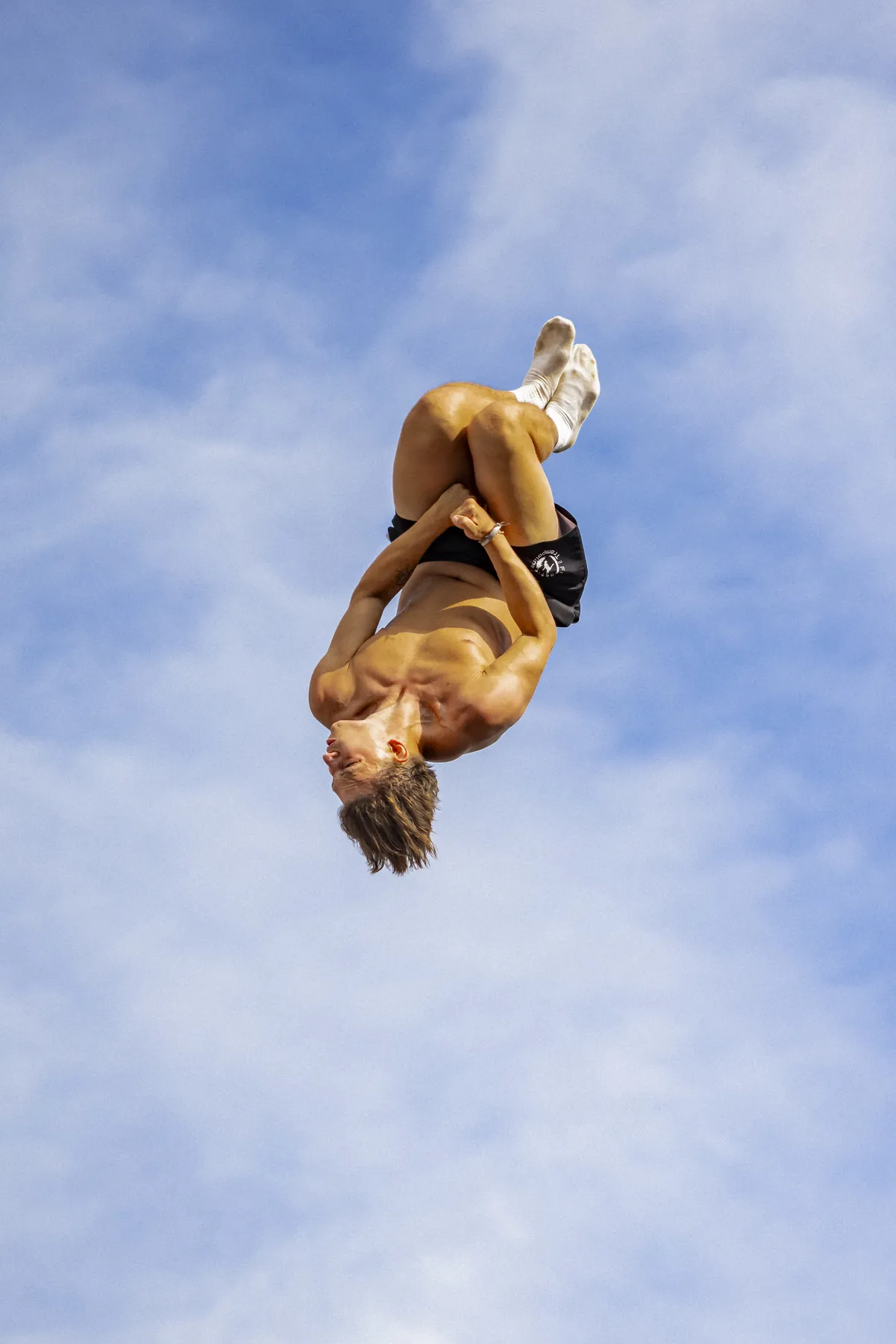 Salto vor Wolkenhimmel