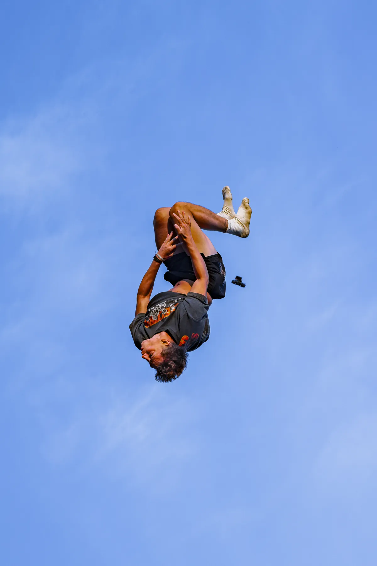 Salto vor tiefblauem Himmel