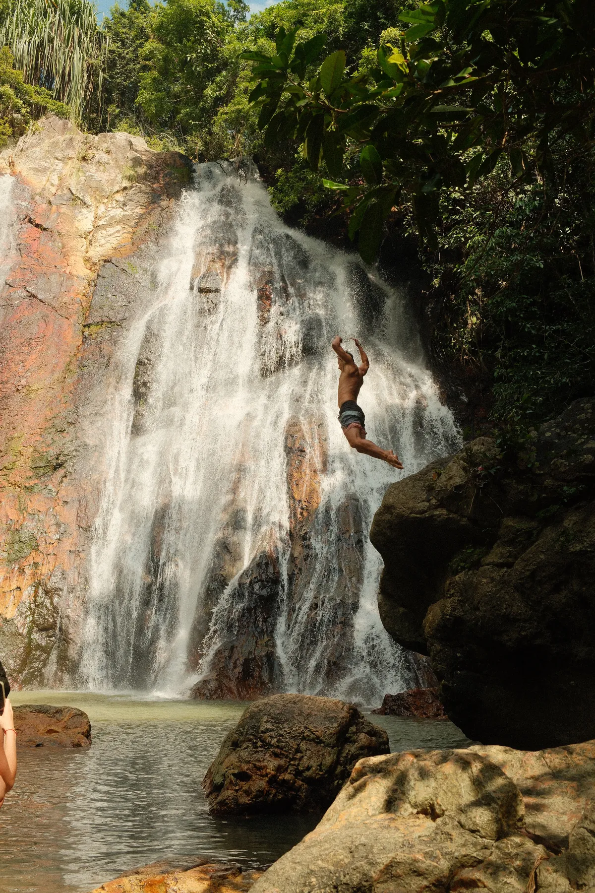 Sprung an einem Wasserfall